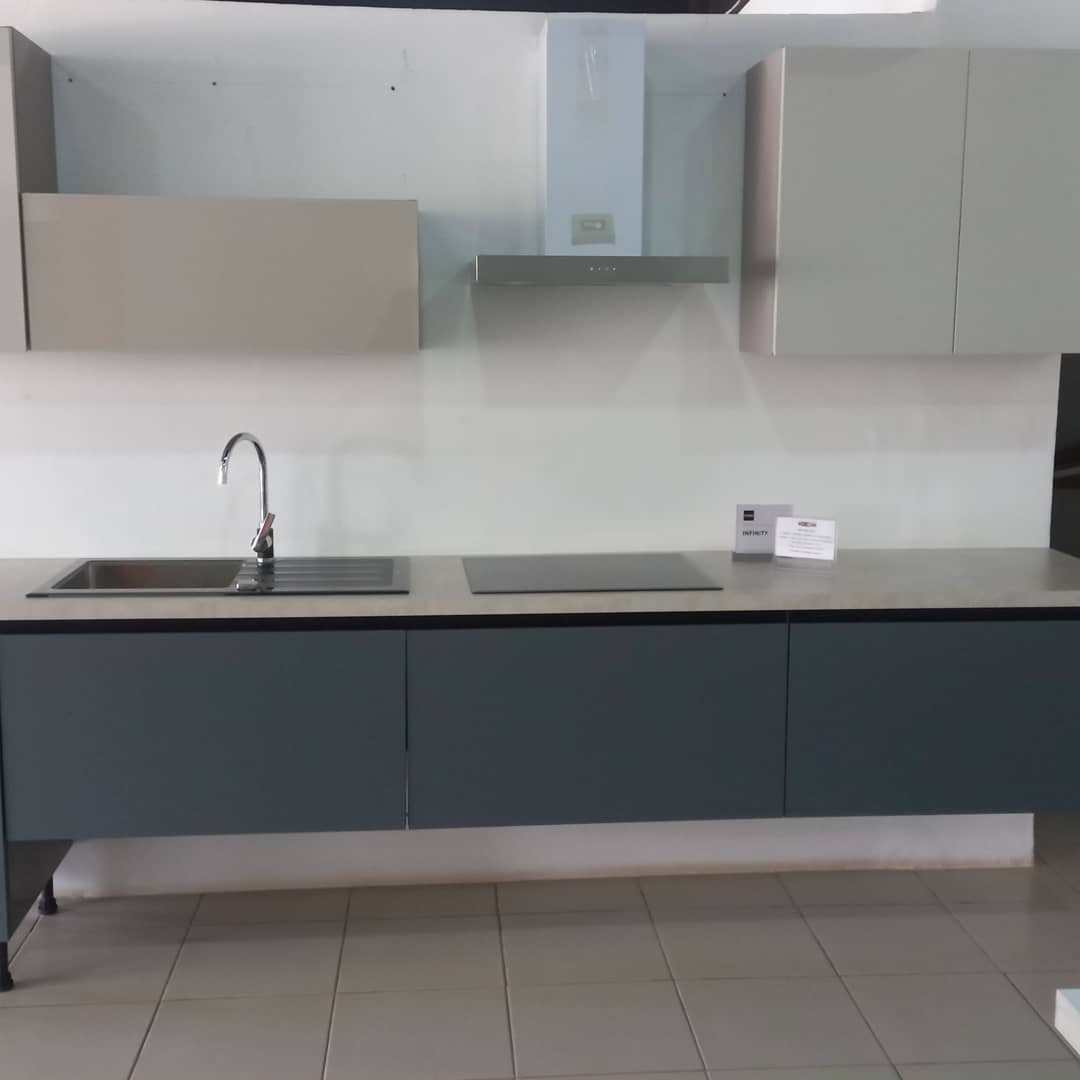 La cuisine équipée artisanale locale sénégalaise représente un mélange parfait de tradition et de modernité, conçue et réalisée avec soin par des artisans locaux expérimentés. disponible abidjan cote d'ivoire.