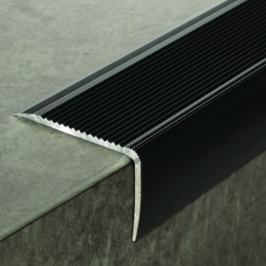 Nez de marche strié 44v a 50x32mm - 3,00 m adhésivé profil tape m - noir. disponible abidjan cote d'ivoire.